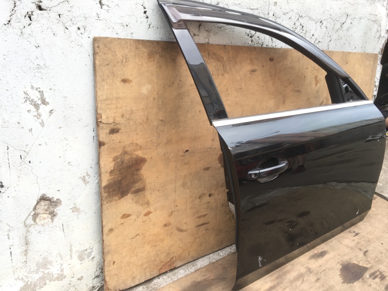 Дверь передняя правая на Audi A4 B8 / Ауди А4 Б8 2007-2015г. Оригинал. С аукциона Японии.\nБез жучков и коррозии. Заводская краска. Цвет черный.\nЕсть небольшие потертости, нужна полировка.\nЦена за всю дверь в сборе как на фото: дверь, стекло, стеклоподъ