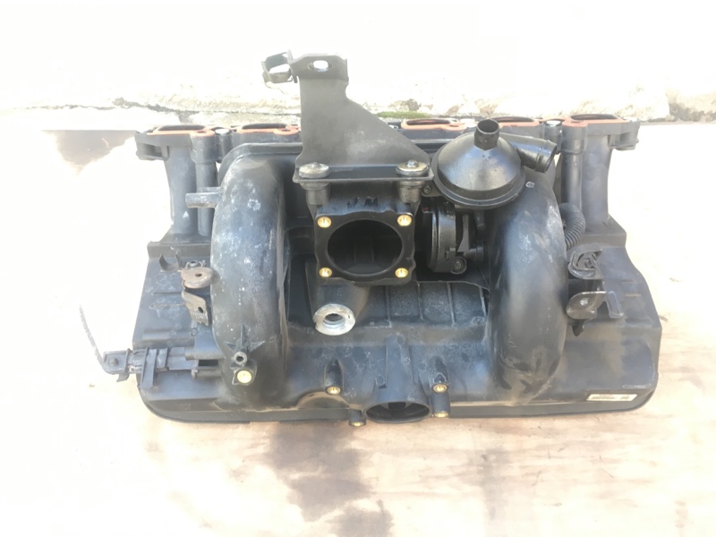 Коллектор впускной в сборе на БМВ Е39 / BMW 5 E39 1995-2003г.\nОригинал.\nНа двигателя M54 бензин 520i - 525i\nВ отличном состоянии. Без дефектов.\nКомплект в сборе на фото: коллектор, система вентиляции картерных газов квкг, трубка картерных газов .\nКон