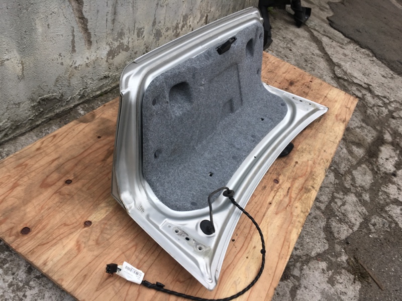 Крышка багажника на Volvo S60 I / Вольво C60 1 поколение 2000-2009г.\nОригинал.\nВ хорошем состоянии. Цвет серебро.\nЗаводская краска. Без жучков и коррозии.\nНебольшая потертость.\nВ сборе как на фото.\nКонтрактная запчасть из Японии.\nОтправим в регионы