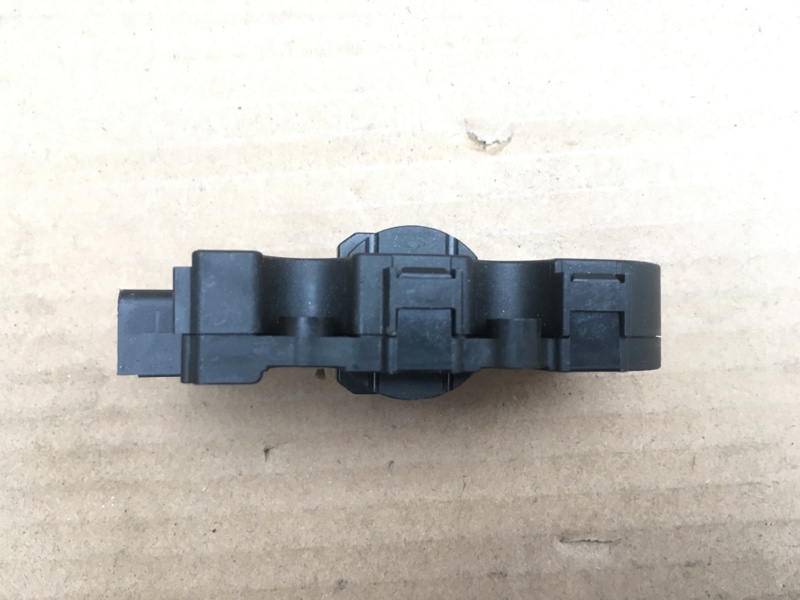 Моторчик заслонки отопителя печки на BMW 1 E87 E81 / БМВ 1 Е87 Е81 2004-2011г. \nОригинал.\nВ отличном состоянии, рабочий.\nОтправим в регионы ТК.