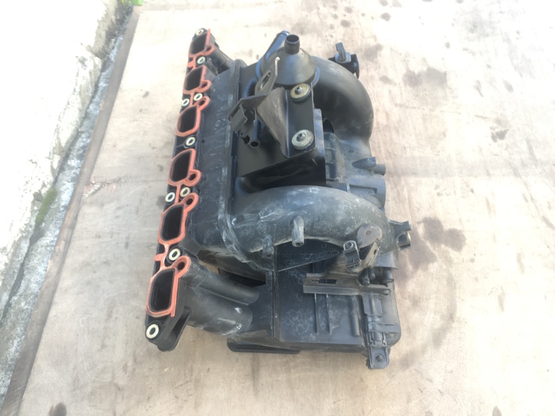 Коллектор впускной в сборе на БМВ Е39 / BMW 5 E39 1995-2003г.\nОригинал.\nНа двигателя M54 бензин 520i - 525i\nВ отличном состоянии. Без дефектов.\nКомплект в сборе на фото: коллектор, система вентиляции картерных газов квкг, трубка картерных газов .\nКон