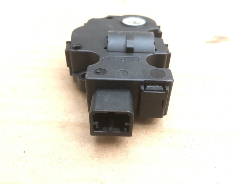 Моторчик заслонки отопителя печки на BMW 1 E87 E81 / БМВ 1 Е87 Е81 2004-2011г. Оригинал.