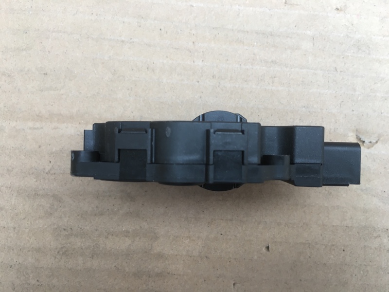 Моторчик заслонки отопителя печки на BMW 1 E87 E81 / БМВ 1 Е87 Е81 2004-2011г. Оригинал.