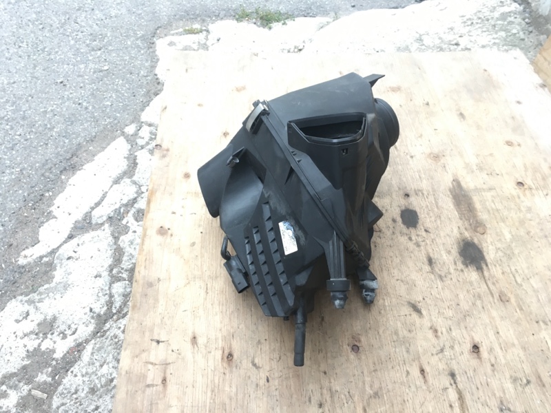 Корпус воздушного фильтра AUK 3.2 бензин Audi A6 C6 4F / Ауди А6 С6 2006-2012г.\nОригинал.\nВ отличном состоянии. Без дефектов. Все крепления целые.\nКонтрактная запчасть из Японии. Гарантия на все запчасти. Отправим в регионы ТК.