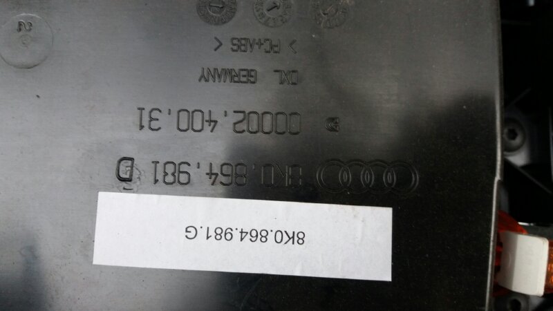 Подлокотник центральной консоли на Audi A4 B8 / Ауди А4 Б8 2007-2015г.\nОригинал.\nВ отличном состоянии. Без дефектов.\nКонтрактная запчасть из Японии. Отправим в регионы ТК.