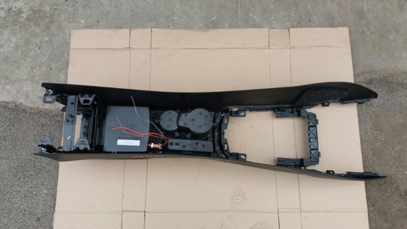 Подлокотник центральной консоли на Audi A4 B8 / Ауди А4 Б8 2007-2015г.\nОригинал.\nВ отличном состоянии. Без дефектов.\nКонтрактная запчасть из Японии. Отправим в регионы ТК.