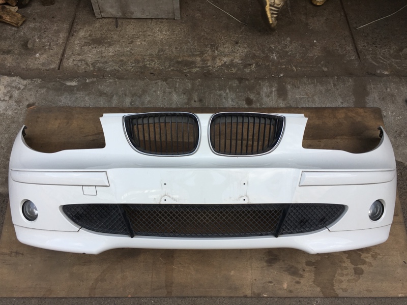Бампер передний в сборе с противотуманными фарами на BMW 1 116i E87 E81 / БМВ 116 Е87 Е81 2004-2011г.\nОригинал.\nВ отличном состоянии.\nБез дефектов. Все крепления целые.\nВ сборе как на фото бампер, решетки, накладки, туманки.\nКонтрактная запчасть из Я