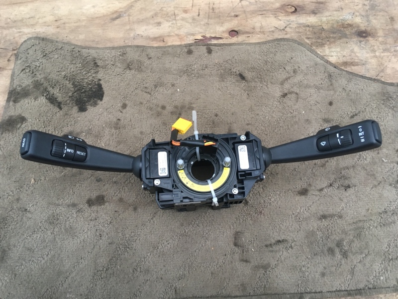 Переключатель поворотов подрулевой в сборе на Volvo S60 II / Вольво 60 С60 2 поколение 2010-2018г.\nОригинал.\nВ отличном состоянии. Без дефектов. Рабочий.\nКонтрактная запчасть из Японии. Отправим в регионы ТК.\nПрименимость:\nVolvo S60 2010-2018\nVolvo 