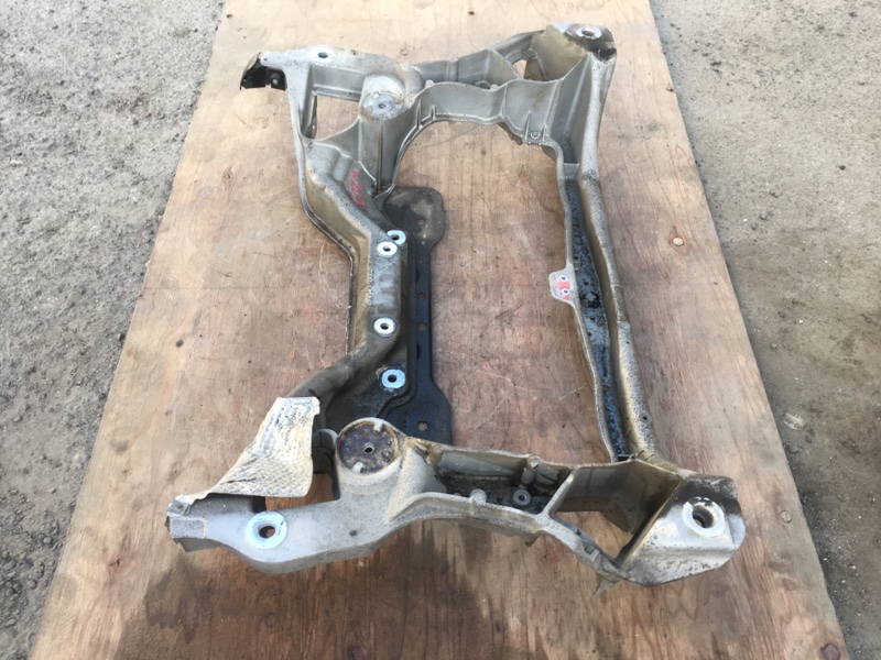 Балка передняя подмоторная на Mercedes Benz С-klasse W203 / Мерседес В203 203 2000-2006г. Оригинал. В отличном состоянии. Без дефектов.\nКонтрактная запчасть из Японии.\nБез пробега по РФ. Отправим в регионы ТК.\nПрименимость:\nMercedes Benz C209 CLK coup