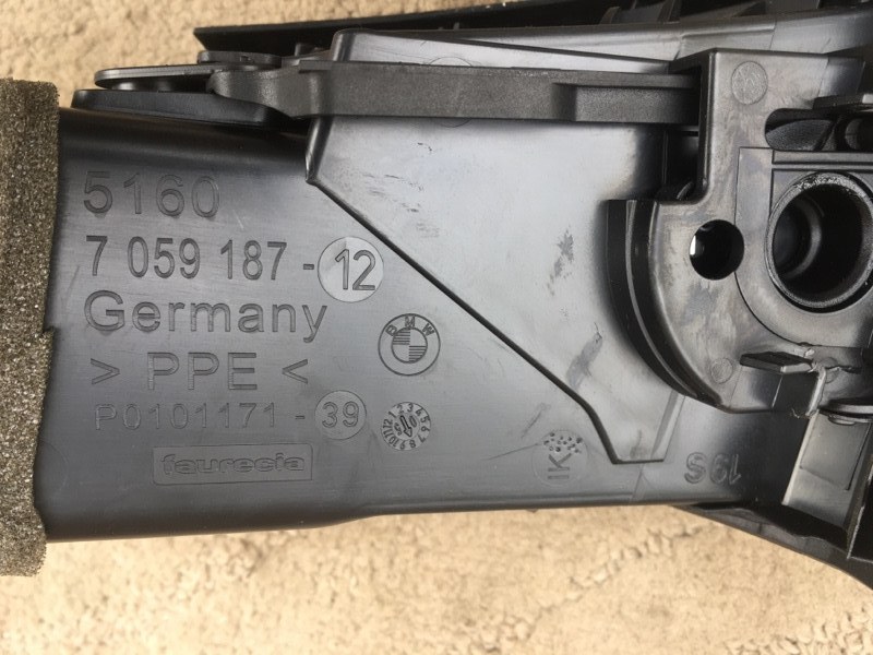 Дефлектор воздушный воздуховод левый в торпедо BMW 1 116i E87 E81 / БМВ 116 Е87 Е81 2004-2011г.\nОригинал.\nВ отличном состоянии. Без дефектов.\nКонтрактная запчасть из Японии. Отправим в регионы ТК.\nПрименимость:\nBMW 1 серия E82 E88 2007-2013\nBMW 1 се