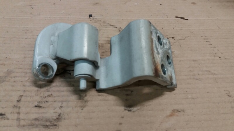 Петля передней двери нижняя правая на Mercedes Benz Vito W638 / Мерседес Вито 638 1996-2003г.\nОригинал.\nВ отличном состоянии. Не просевшая. Отправим в регионы ТК.