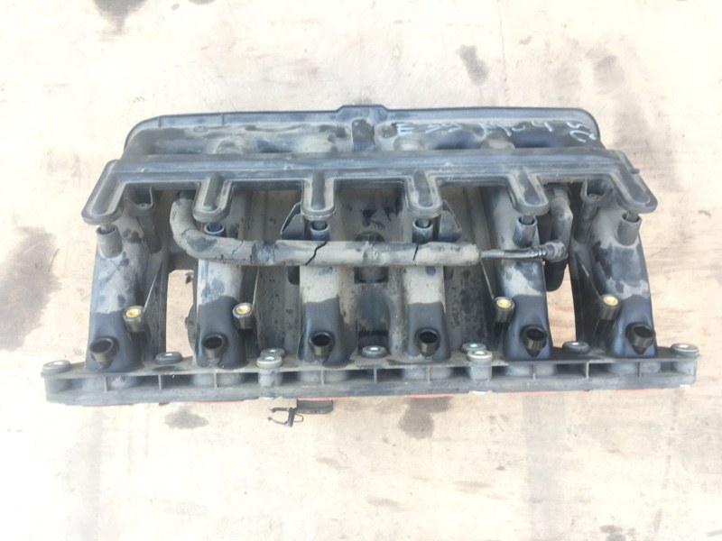 Коллектор впускной в сборе на БМВ Е39 / BMW 5 E39 1995-2003г.\nОригинал.\nНа двигателя M54 бензин 520i - 525i\nВ отличном состоянии. Без дефектов.\nКомплект в сборе на фото: коллектор, система вентиляции картерных газов квкг, трубка картерных газов .\nКон