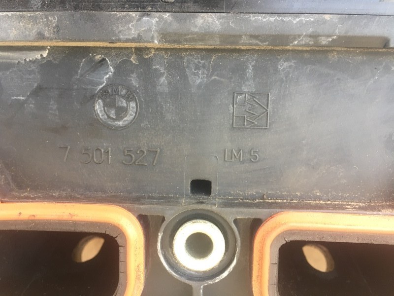 Коллектор впускной в сборе на БМВ Е39 / BMW 5 E39 1995-2003г.\nОригинал.\nНа двигателя M54 бензин 520i - 525i\nВ отличном состоянии. Без дефектов.\nКомплект в сборе на фото: коллектор, система вентиляции картерных газов квкг, трубка картерных газов .\nКон