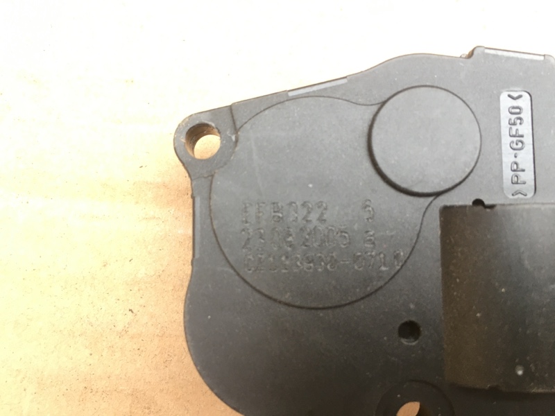 Моторчик заслонки отопителя печки на BMW 1 E87 E81 / БМВ 1 Е87 Е81 2004-2011г. Оригинал.