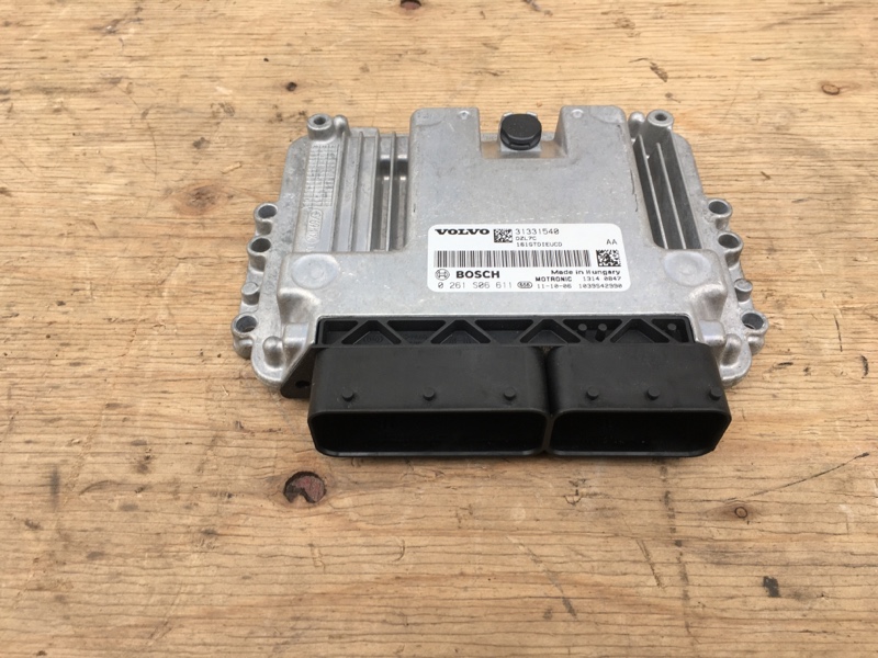 Блок управления двигателем эбу двс B4164T 1.6 АКПП на Volvo S60 II / Вольво 60 С60 2 поколение 2010-2018г.\nОригинал.\nВ отличном состоянии. Рабочий.\nС двигателя B4164T 1.6 литра бензин турбо АКПП.\nКонтрактная запчасть из Японии. Гарантия на проверку. О