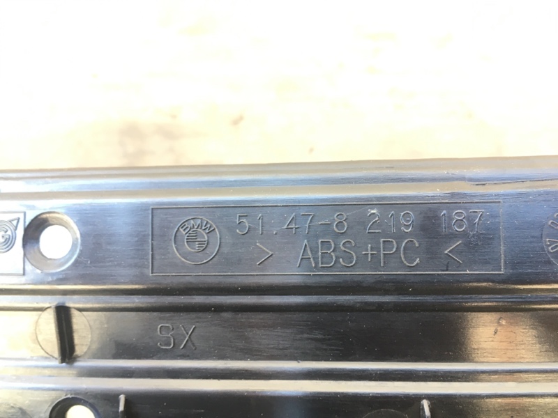 Накладки порога внутренние левая, правая M-Technik / М-Пакет BMW 1 E87 E81 / БМВ Е87 Е81 2004-2011г.\nОригинал.\nВ отличном состоянии. Без дефектов. Цена за 2шт.\nФотографии соответствуют товару, запчасть в наличии.\nКонтрактная запчасть из Японии. Отправ