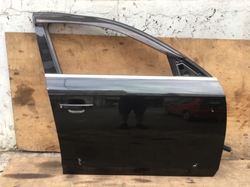 Дверь передняя правая на Audi A4 B8 / Ауди А4 Б8 2007-2015г. Оригинал. С аукциона Японии.\nБез жучков и коррозии. Заводская краска. Цвет черный.\nЕсть небольшие потертости, нужна полировка.\nЦена за всю дверь в сборе как на фото: дверь, стекло, стеклоподъ