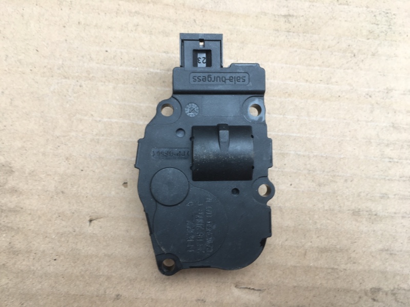 Моторчик заслонки отопителя печки на BMW 1 E87 E81 / БМВ 1 Е87 Е81 2004-2011г. \nОригинал.\nВ отличном состоянии, рабочий.\nОтправим в регионы ТК.