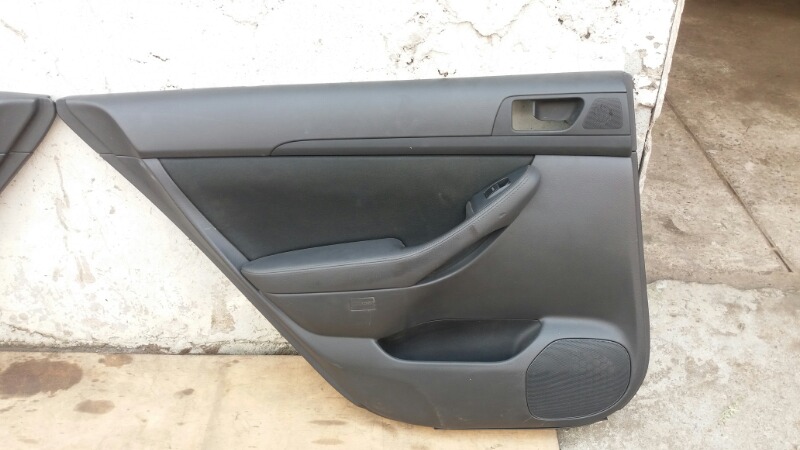 Дверные карты задние, обшивка двери левая, правая комплект на Toyota Avensis II AZT250 T250 / Тойота Авенсис 2 Т250 250 2003-2008г.\nОригинал.\nВ хорошем состоянии. Цена за 2шт.\nКонтрактная запчасть из Японии. Отправим в регионы ТК.