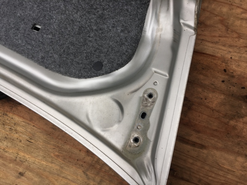 Крышка багажника на Volvo S60 I / Вольво C60 1 поколение 2000-2009г.\nОригинал.\nВ хорошем состоянии. Цвет серебро.\nЗаводская краска. Без жучков и коррозии.\nНебольшая потертость.\nВ сборе как на фото.\nКонтрактная запчасть из Японии.\nОтправим в регионы