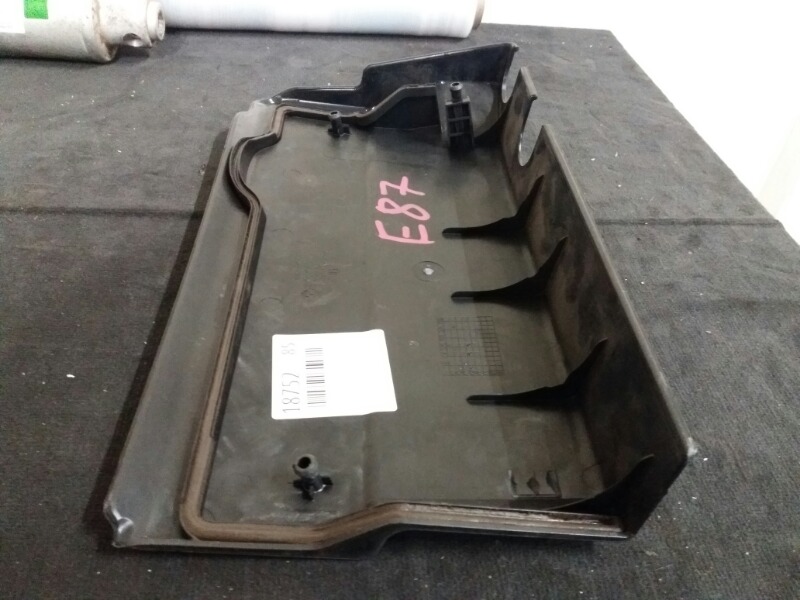 Накладка декоративная крышка двигателя N45 1.6 BMW 1 116i E87 E81 / БМВ 116 Е87 Е81 2004-2011г.\nОригинал.\nСломано одно крепление, на фото видно.\nC двигателя N45B16A N45B16 1.6 116i бензин\nКонтрактные запчасти из Японии. Отправим в регионы ТК.