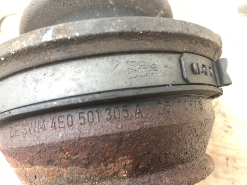 Полуось привод задний левый на Audi A6 C6 4F / Ауди А6 С6 2006-2012г.\nОригинал.\nВ отличном состоянии.\nШрус без люфта. Пыльники целые.\nС двигателя AUK 3.2 литра бензин Quattro полный привод АКПП.\nКонтрактная запчасть из Японии. Гарантия на проверку. О