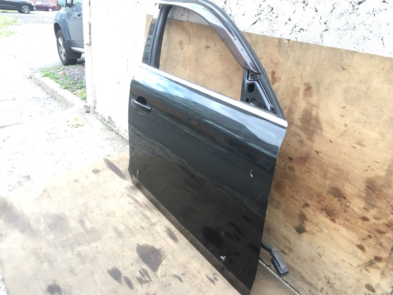 Дверь передняя правая на Audi A4 B8 / Ауди А4 Б8 2007-2015г. Оригинал. С аукциона Японии.\nБез жучков и коррозии. Заводская краска. Цвет черный.\nЕсть небольшие потертости, нужна полировка.\nЦена за всю дверь в сборе как на фото: дверь, стекло, стеклоподъ