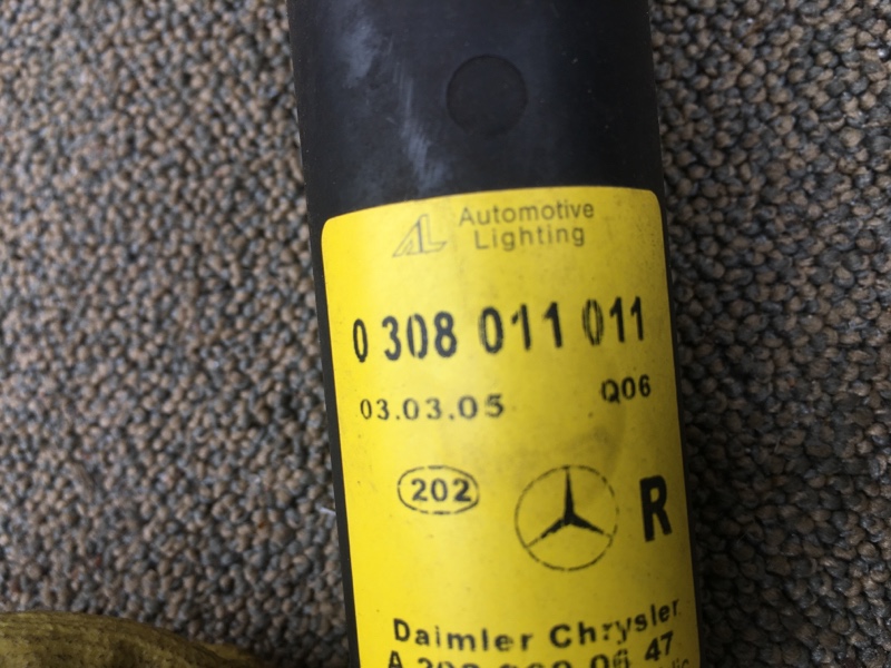 Форсунка омывателя фары правая на Mercedes Benz С-klasse W203 / Мерседес В203 203 2000-2006г. Оригинал.