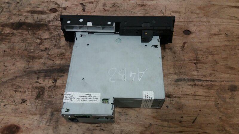 CD чейнджер проигрыватель на Audi A4 B8 / Ауди А4 Б8 2007-2015г. Оригинал. В отличном состоянии. Рабочий. Контрактная запчасть из Японии. Отправим в регионы ТК.
