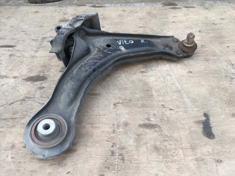 Рычаг передний правый на Mercedes Benz Vito W638 / Мерседес Вито 638 1996-2003г.\nОригинал.\nВ отличном состоянии.\nШаровая целая, без люфта. Сайлентблоки без трещин.\nКонтрактная запчасть из Японии. Без пробега по РФ. Отправим в регионы ТК.