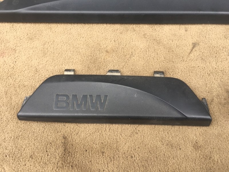 Накладки порогов внутренние передние, задние комплект BMW 1 E87 E81 / БМВ Е87 Е81 2004-2011г.\nОригинал.\nХетчбек 5 дверей.\nВ отличном состоянии. Без дефектов. Крепления целые. Цена указана за 4шт.\nКонтрактные запчасти из Японии. Отправим в регионы ТК.