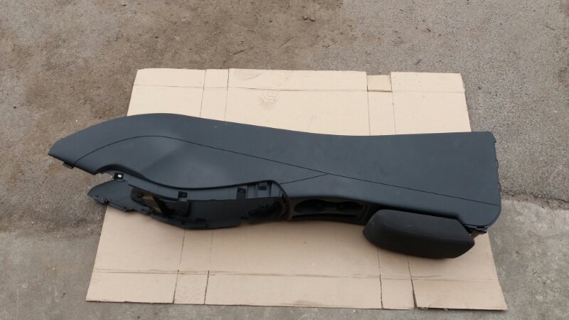Подлокотник центральной консоли на Audi A4 B8 / Ауди А4 Б8 2007-2015г.\nОригинал.\nВ отличном состоянии. Без дефектов.\nКонтрактная запчасть из Японии. Отправим в регионы ТК.