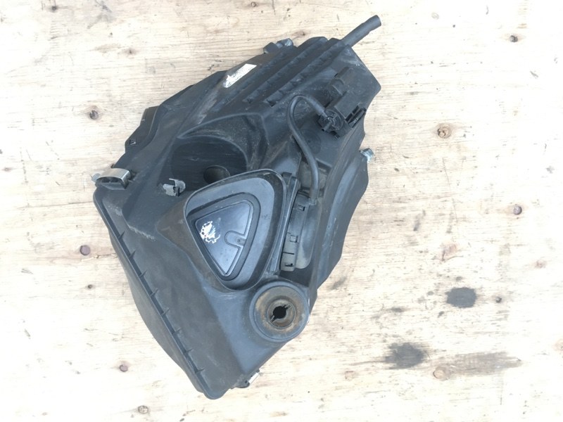Корпус воздушного фильтра AUK 3.2 бензин Audi A6 C6 4F / Ауди А6 С6 2006-2012г.\nОригинал.\nВ отличном состоянии. Без дефектов. Все крепления целые.\nКонтрактная запчасть из Японии. Гарантия на все запчасти. Отправим в регионы ТК.