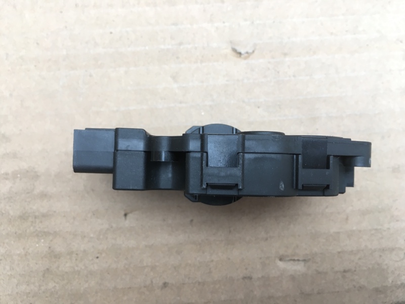 Моторчик заслонки отопителя печки на BMW 1 E87 E81 / БМВ 1 Е87 Е81 2004-2011г. \nОригинал.\nВ отличном состоянии, рабочий.\nОтправим в регионы ТК.