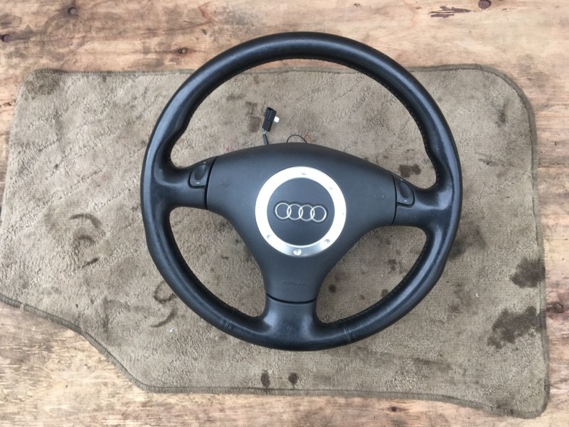 Рулевое колесо руль кожа и подушка безопасности в сборе комплект Audi TT 8N 8N3 / Ауди ТТ 8Н купе 1998-2006г.\nОригинал.\nВ отличном состоянии. Без дефектов.\nСнят с автомобиля из Японии. Кожа целая, без трещин и затертостей.\nКонтрактная запчасть из Япон