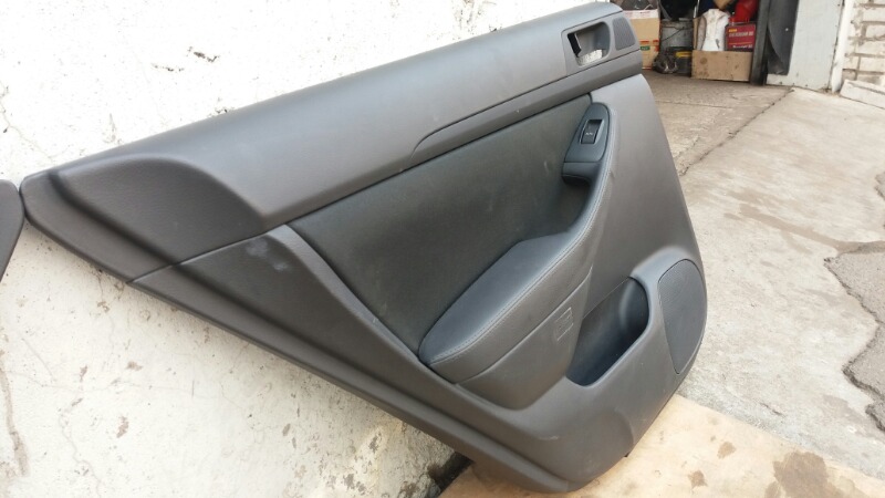 Дверные карты задние, обшивка двери левая, правая комплект на Toyota Avensis II AZT250 T250 / Тойота Авенсис 2 Т250 250 2003-2008г.\nОригинал.\nВ хорошем состоянии. Цена за 2шт.\nКонтрактная запчасть из Японии. Отправим в регионы ТК.