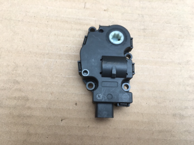 Моторчик заслонки отопителя печки на BMW 1 E87 E81 / БМВ 1 Е87 Е81 2004-2011г. \nОригинал.\nВ отличном состоянии, рабочий.\nОтправим в регионы ТК.