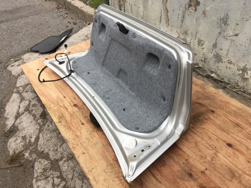 Крышка багажника на Volvo S60 I / Вольво C60 1 поколение 2000-2009г.\nОригинал.\nВ хорошем состоянии. Цвет серебро.\nЗаводская краска. Без жучков и коррозии.\nНебольшая потертость.\nВ сборе как на фото.\nКонтрактная запчасть из Японии.\nОтправим в регионы