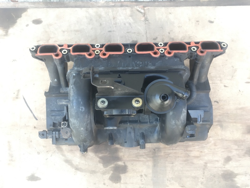 Коллектор впускной в сборе на БМВ Е39 / BMW 5 E39 1995-2003г.\nОригинал.\nНа двигателя M54 бензин 520i - 525i\nВ отличном состоянии. Без дефектов.\nКомплект в сборе на фото: коллектор, система вентиляции картерных газов квкг, трубка картерных газов .\nКон