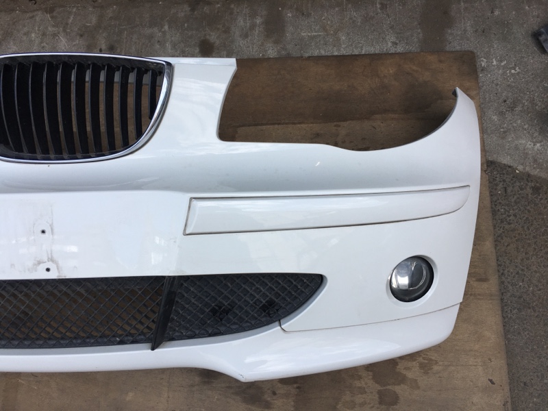 Бампер передний в сборе с противотуманными фарами на BMW 1 116i E87 E81 / БМВ 116 Е87 Е81 2004-2011г.\nОригинал.\nВ отличном состоянии.\nБез дефектов. Все крепления целые.\nВ сборе как на фото бампер, решетки, накладки, туманки.\nКонтрактная запчасть из Я