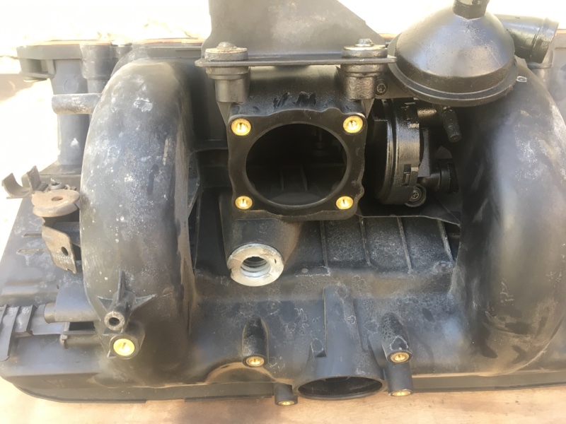 Коллектор впускной в сборе на БМВ Е39 / BMW 5 E39 1995-2003г.\nОригинал.\nНа двигателя M54 бензин 520i - 525i\nВ отличном состоянии. Без дефектов.\nКомплект в сборе на фото: коллектор, система вентиляции картерных газов квкг, трубка картерных газов .\nКон