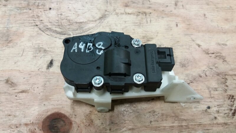 Моторчик заслонки отопителя на Audi A4 B8 / Ауди А4 Б8 2007-2015г. Оригинал. В отличном состоянии. Без дефектов. Контрактная запчасть из Японии. Отправим в регионы ТК.