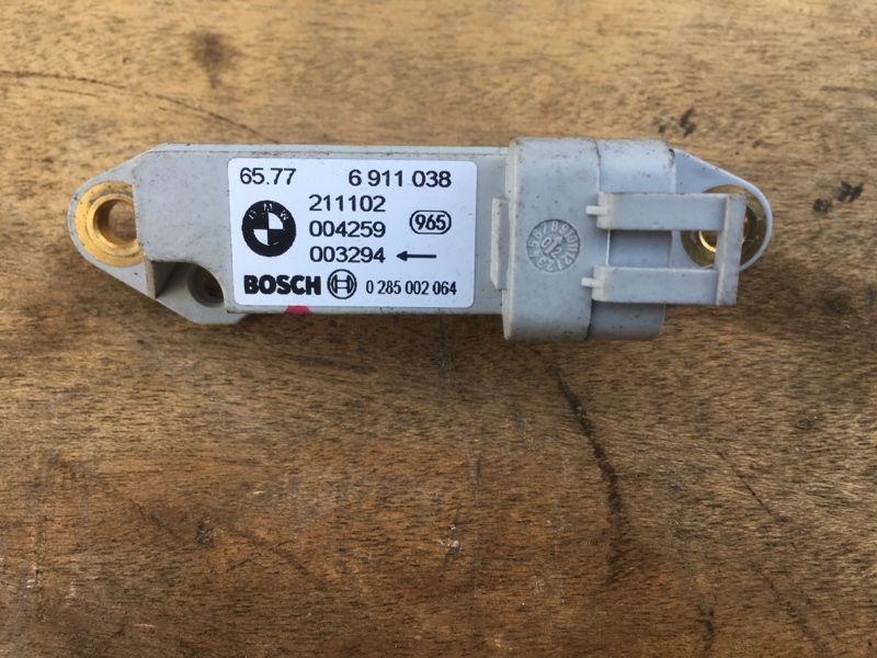 Датчик удара AIR BAG / AIRBAG подушки безопасности на BMW 3 E46 / БМВ 3 Е46 1998-2005г.\nОригинал.\nВ отличном состоянии. Снят с автомобиля без ДТП.\nКонтрактные запчасти из Японии. Отправим в регионы ТК.