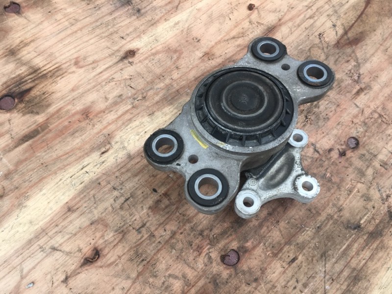 Опора подушка двигателя левая / кронштейн КПП АКПП на Volvo S80 II / Вольво С80 2 поколение 2006-2016г.\nОригинал.\nВ отличном состоянии. Целая. Без трещин.\nС двигателя B4164T 1.6 литра бензин турбо АКПП.\nКонтрактная запчасть из Японии. Отправим в регио
