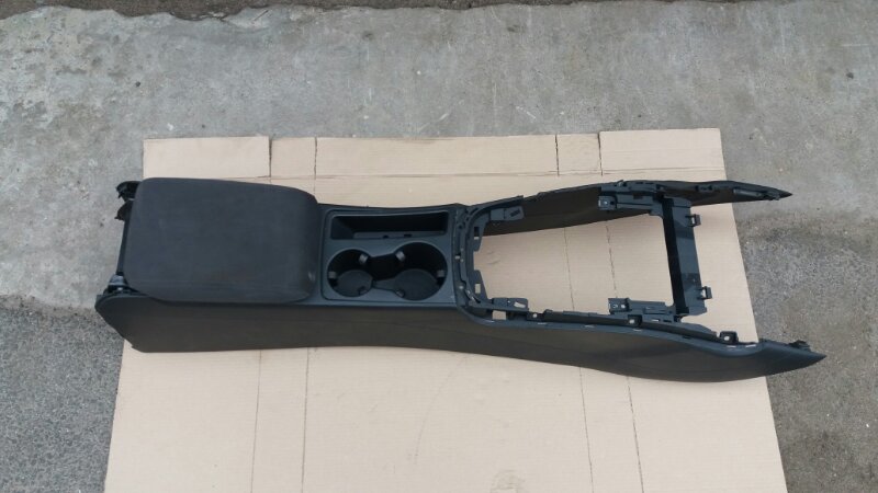 Подлокотник центральной консоли на Audi A4 B8 / Ауди А4 Б8 2007-2015г.\nОригинал.\nВ отличном состоянии. Без дефектов.\nКонтрактная запчасть из Японии. Отправим в регионы ТК.