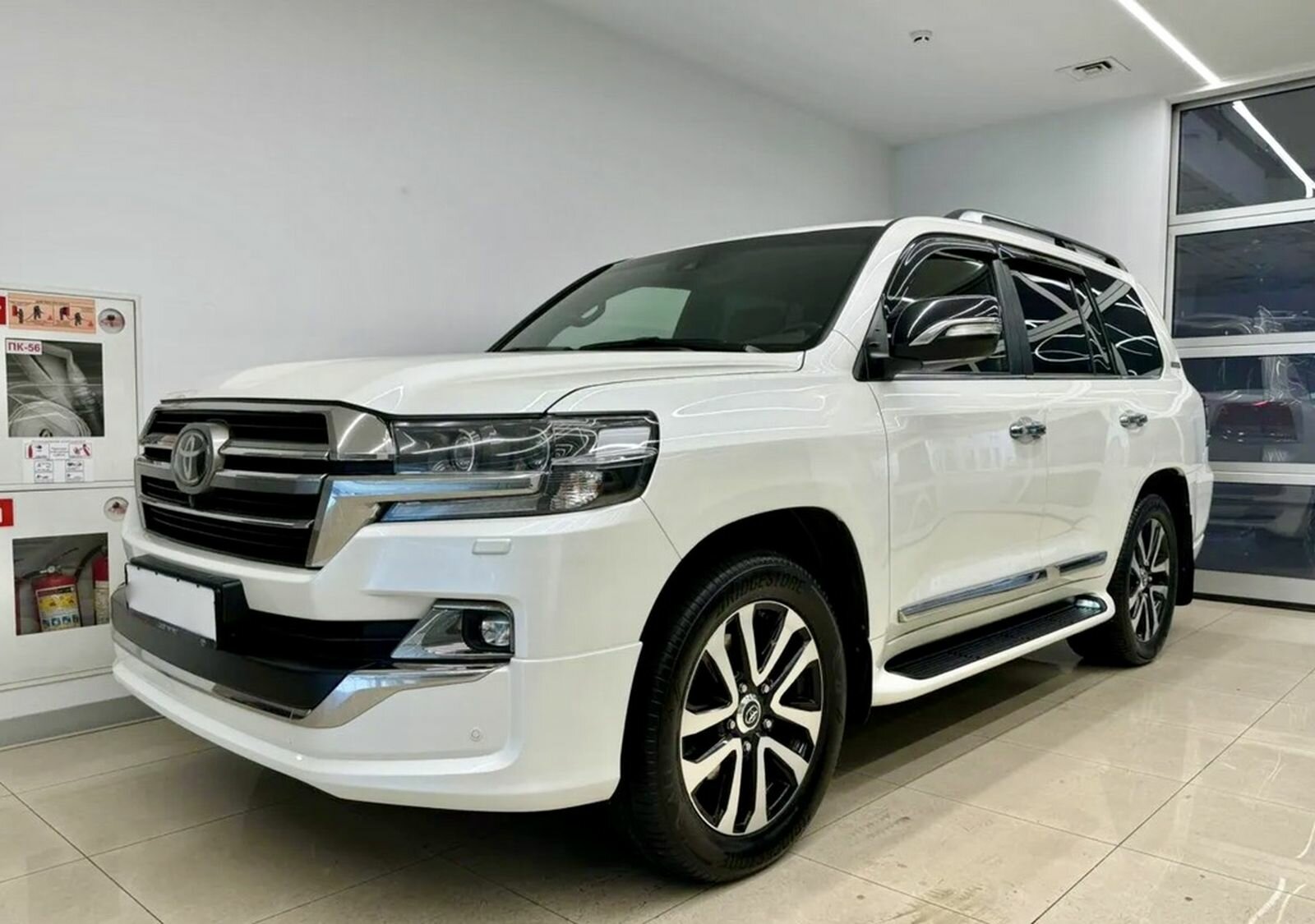 Toyota Land Cruiser, 200 Series Рестайлинг 2 Люкс Safety (7 мест) Внедорожник 5 дв. 2019 Белый 4.5d AT (249 л.с.) 4WD 134000 км