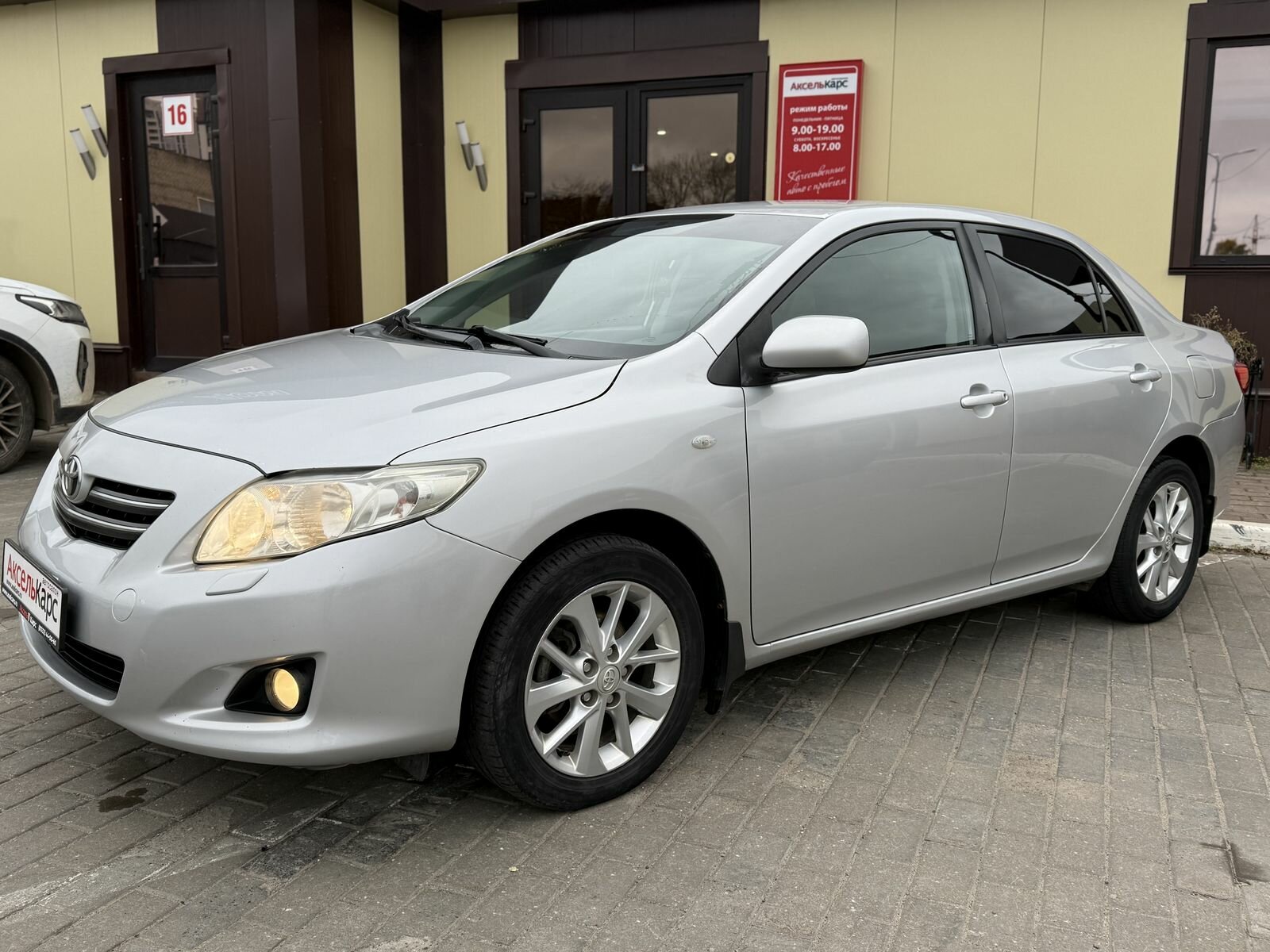 Toyota Corolla, X (E140, E150)  Седан 2009 Серебряный 1.4d MT (90 л.с.) 222222 км