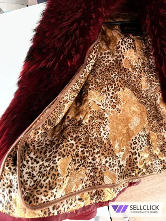 Гламурная куртка с красным меховым воротником