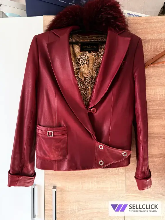 Гламурная куртка с красным меховым воротником