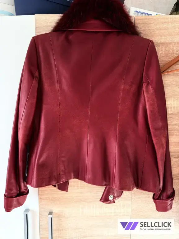 Гламурная куртка с красным меховым воротником